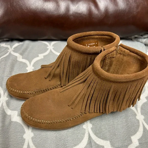 Minnetonka moccasin boots size 6 euc - Picture 6 of 7